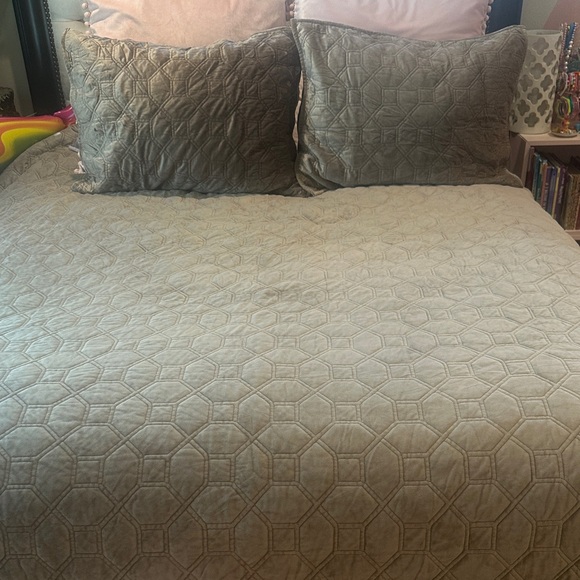 Elegant Taupe Quilted Bedding Set - Picture 2 of 4